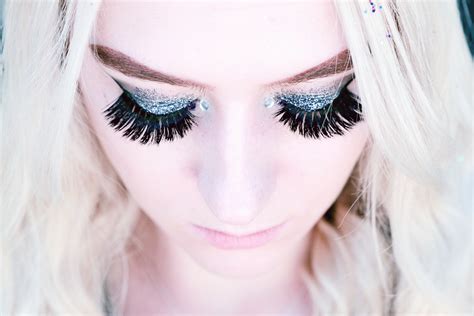 Creating a Dark and Mysterious Look with Witchy Lashes and Feline Liner